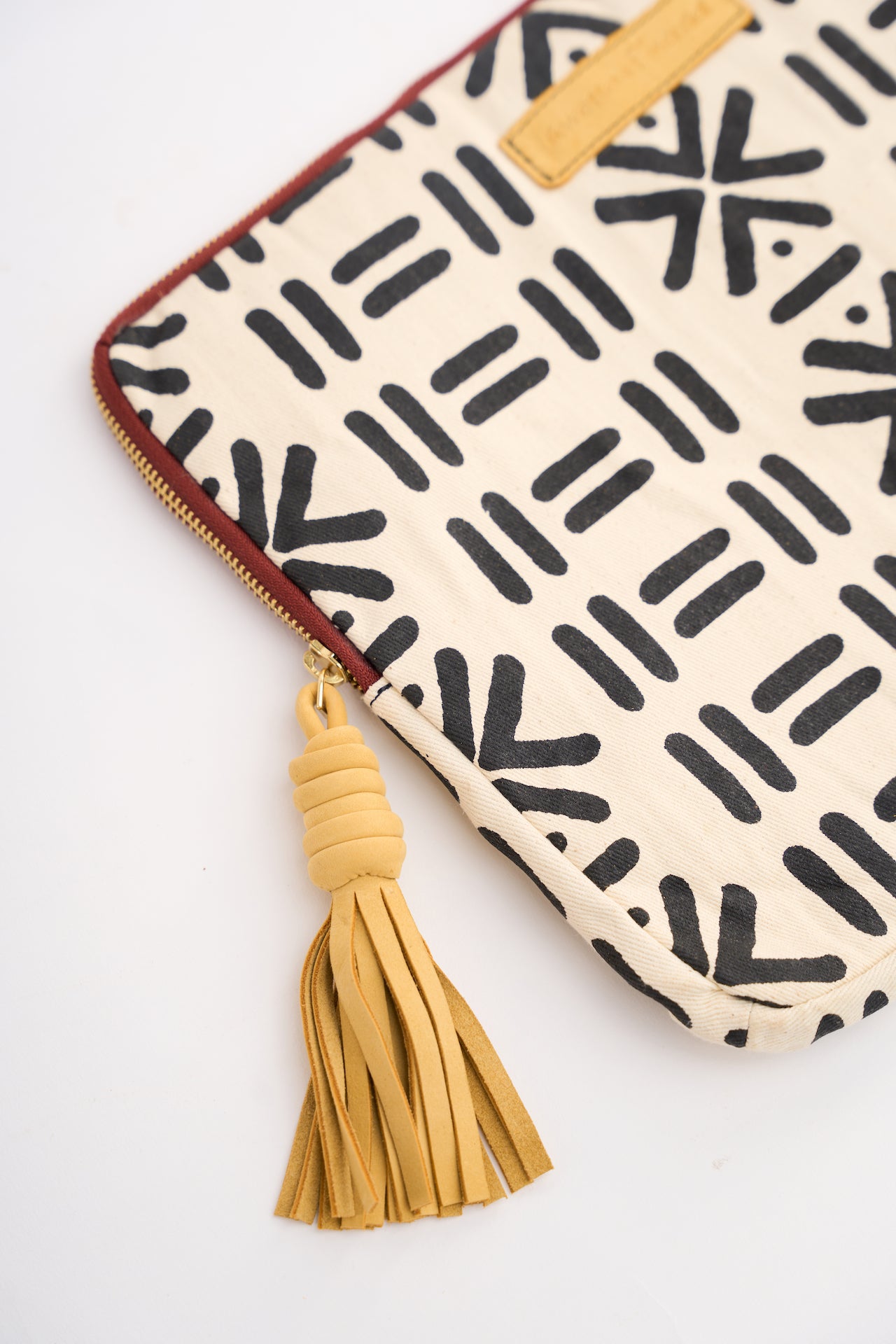 Laptop sleeve leather zipper pull detail
