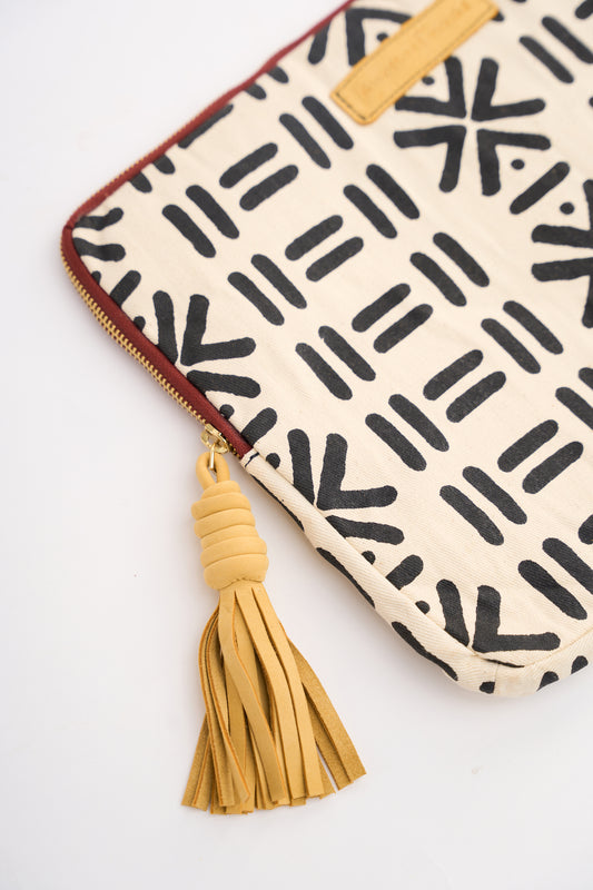 Laptop sleeve leather zipper pull detail