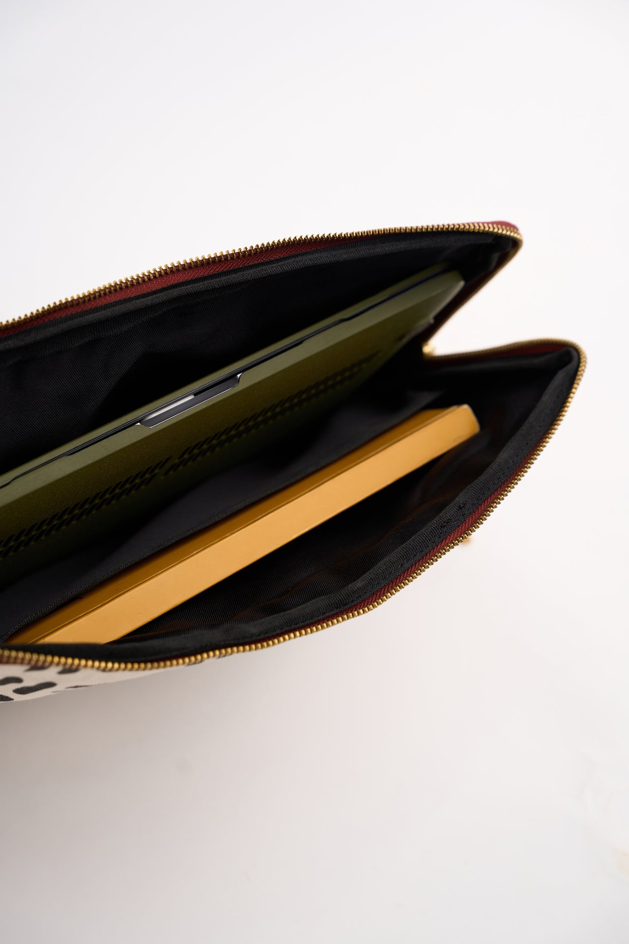 Inside view of laptop sleeve Nairobi – padded interior with compartments for laptop and notebook from This Is Essential.