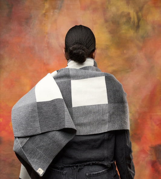 Oversized checkered knit scarf grey and white