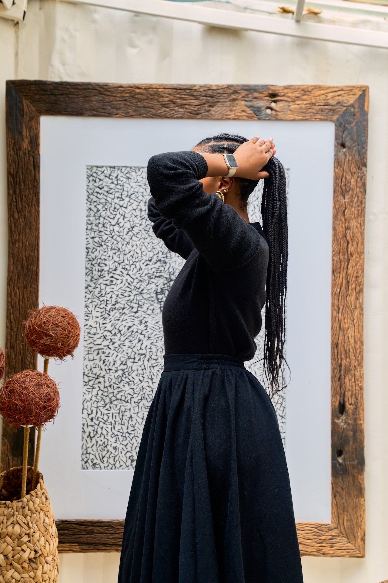 Shani crew neck sweater black, side view.