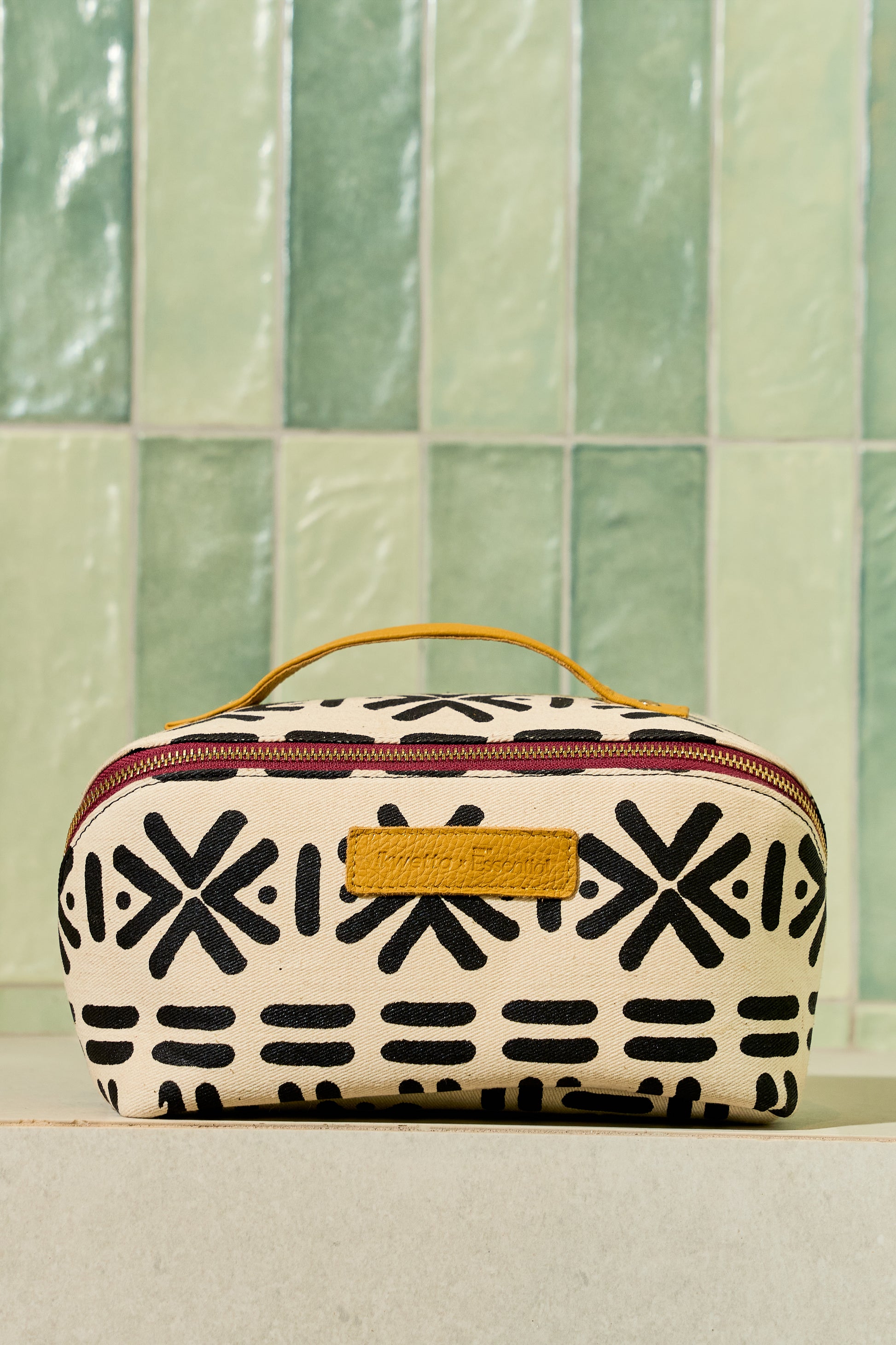  White and black Travel organizer, Front view.